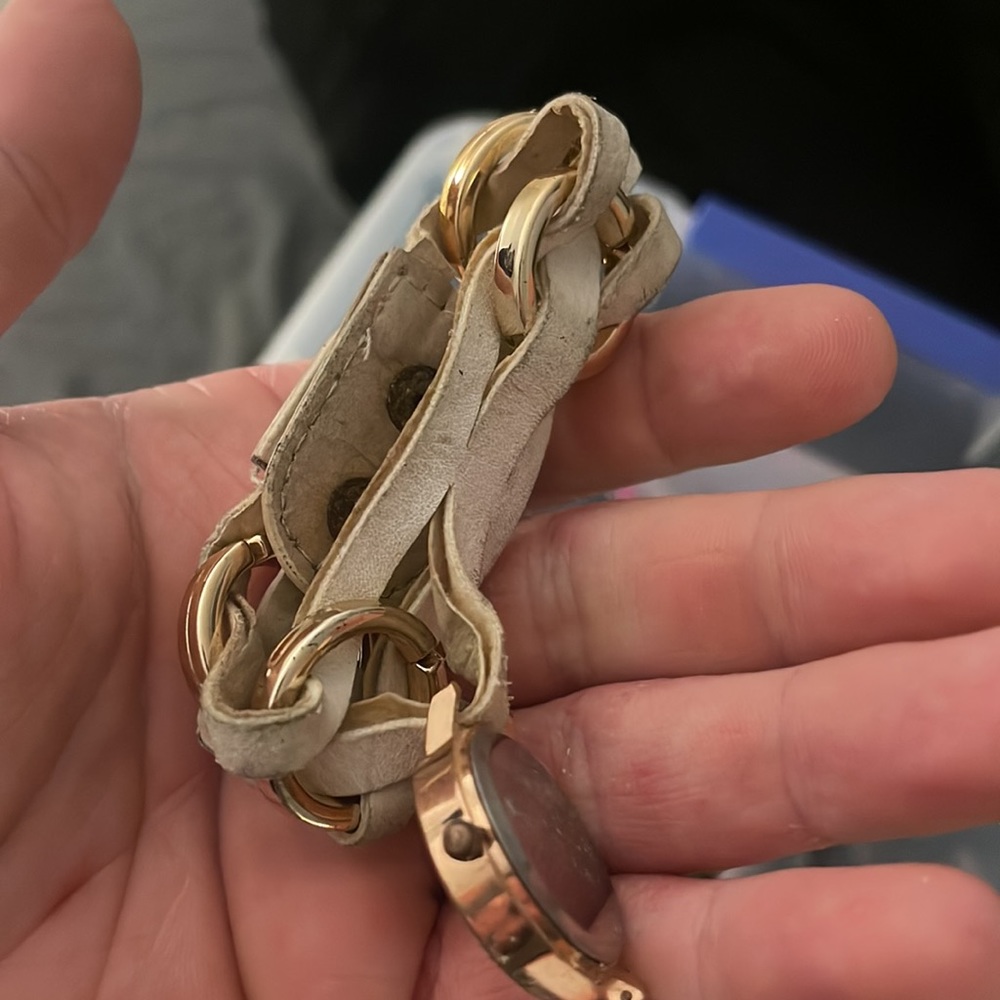 Beya Watch - Picture 2 of 2